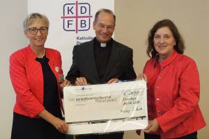 Ein Scheck über 24.000 Euro überreichten die KDFB-Vizepräsidentinnen Sabine Slawik (links) und Rose Schmidt an Renovabis-Hauptgeschäftsführer Pfarrer Christian Hartl.