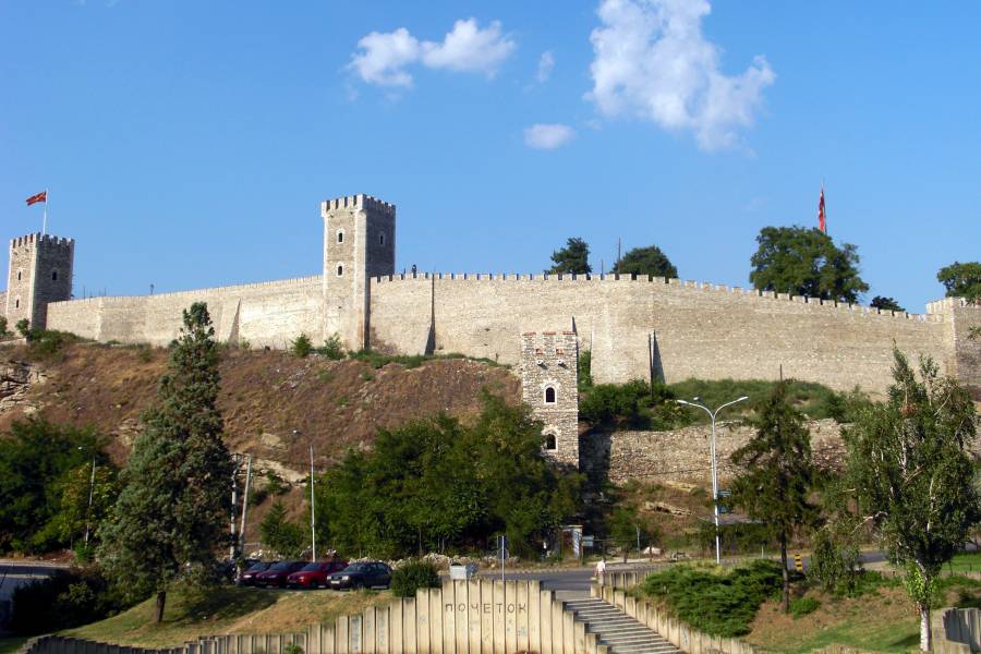 Eine Festung auf einem Hügel