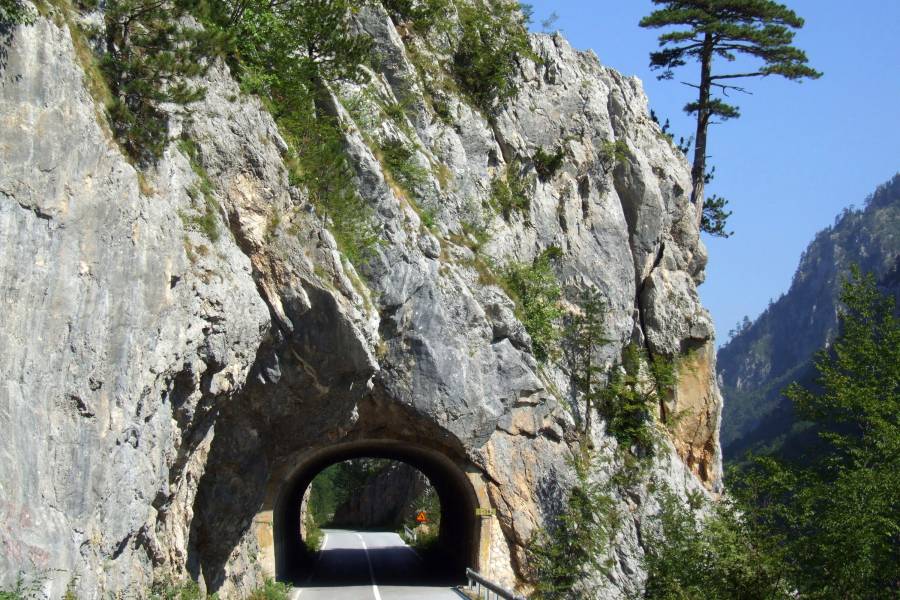 Straßentunnel durch einen Fels