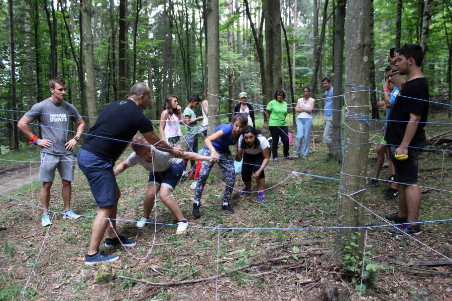 Kinder im Wald mit einem Netz