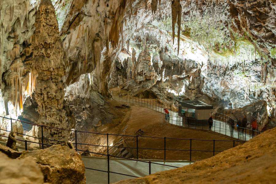 Eine Tropfstein-Höhle mit Wanderstegen
