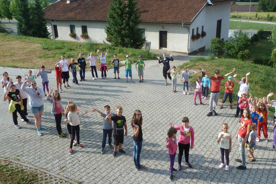 Kinder im Kreis auf einem Platz