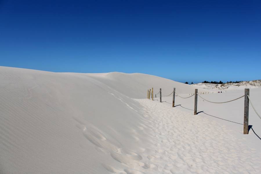 Dünen mit weißem Sand