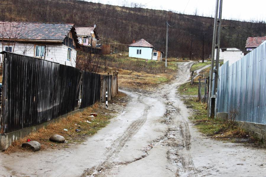 Eine ungeteerte Straße in einem rumänischen Dorf