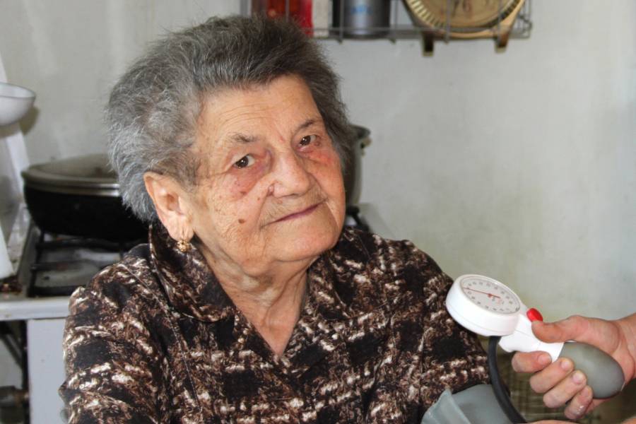 Eine ältere Frau, deren Blutdruck gerade gemessen wird