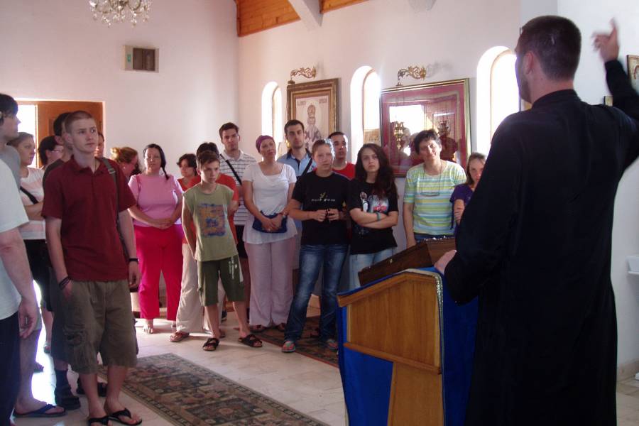 Jugendliche in einer Kapelle