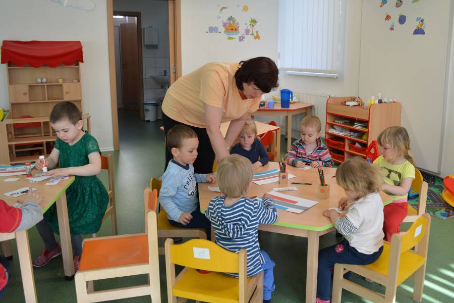 Kinder spielen im Stuhlkreis