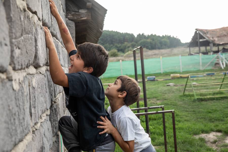 Zwei Jungen beim Klettern an einer Wand