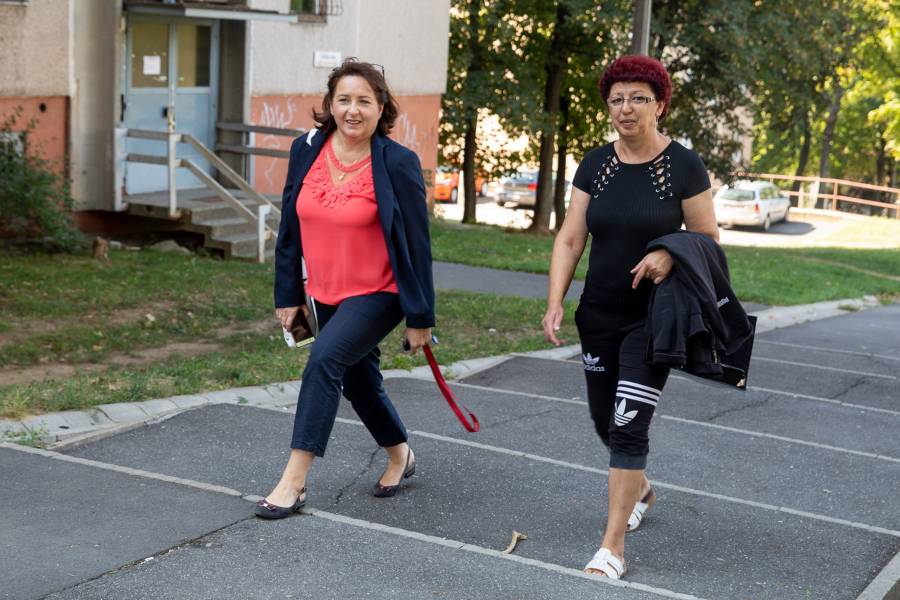 Zwei Frauen auf der Straße