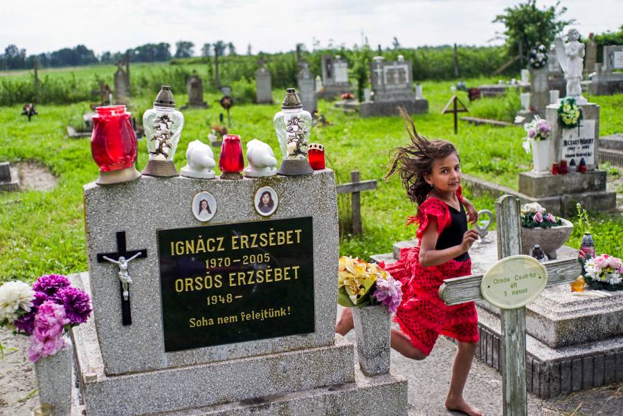 Der Dorffriedhof mit den Gräbern der Grossmutter und des kleinen Bruders von Jázmin.