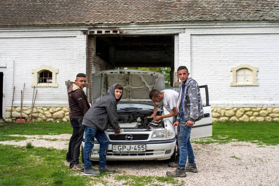 Was in den Städten als Fluch erlebt wird – der sich verschärfende Arbeitskräftemangel, ausgelöst durch massive Abwanderung – erweist sich auf dem verarmten Land als Segen: Plötzlich werden die Roma wieder gebraucht.