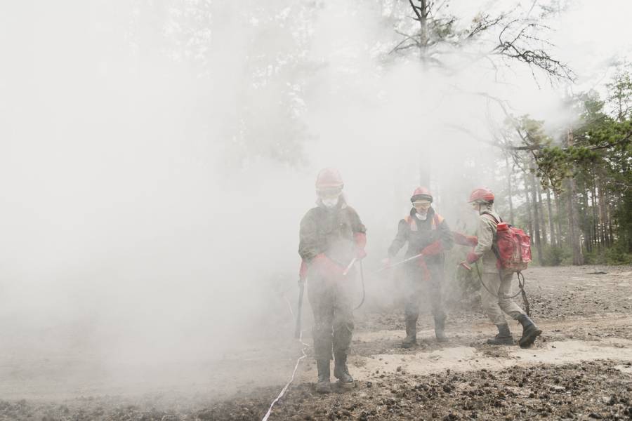 Rauch durch Rauchgranaten bei einem Übungseinsatz im Trainingscamp für Freiwillige Waldbrandbekämpfer am Baikalsee.
