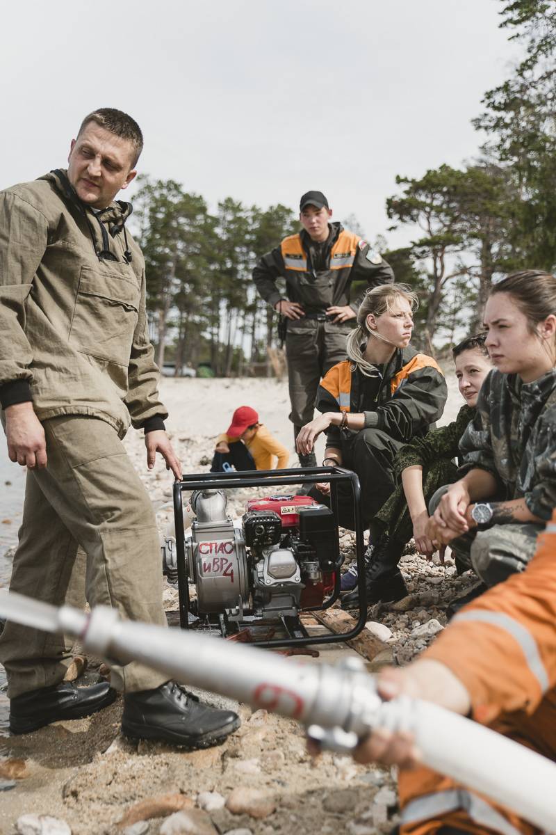 Übung für einen Einsatz im Trainingscamp für Freiwillige Waldbrandbekämpfer am Baikalsee in der Nähe von Ust'Barguzin.